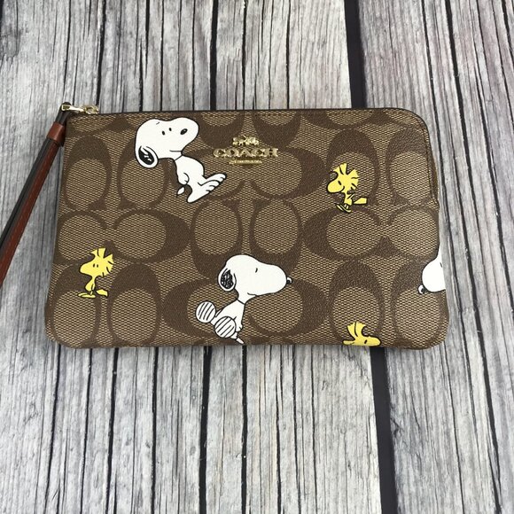 Coach Handbags - NWT Coach X Peanuts Corner Zip Wristlet Wallet With Snoopy & Woodstock